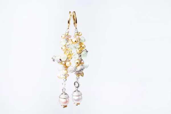 Kadınların mücevherleri: beyaz arka planda izole edilmiş çok renkli taşlı küpeler. — Stok fotoğraf