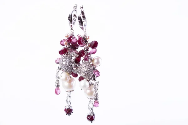 Γυναικεία κοσμήματα: σκουλαρίκια με πολύχρωμες πέτρες., κοντινό πλάνο γυρίσματα. — Φωτογραφία Αρχείου