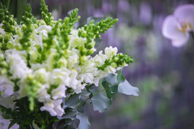 Restoranda çiçekli beyaz vazo. Çiçekli sepet, kibana, düğün çiçekçisi..