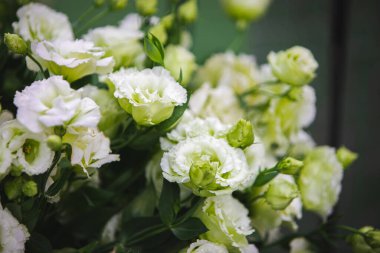 Restoranda çiçekli beyaz vazo. Çiçekli sepet, kibana, düğün çiçekçisi..