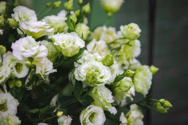 Restoranda çiçekli beyaz vazo. Çiçekli sepet, kibana, düğün çiçekçisi..