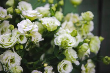 Restoranda çiçekli beyaz vazo. Çiçekli sepet, kibana, düğün çiçekçisi..