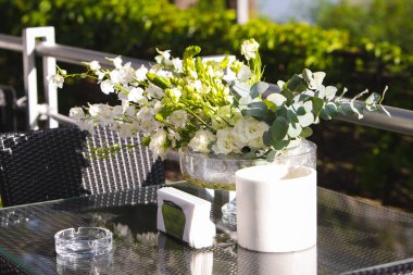Restoranda çiçekli beyaz vazo, servis masası. Çiçekli sepet, kibana, düğün çiçekçisi..