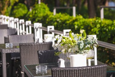 Restoranda çiçekli beyaz vazo, servis masası. Çiçekli sepet, kibana, düğün çiçekçisi..