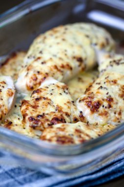 Fırında pişmiş tavuk göğsü