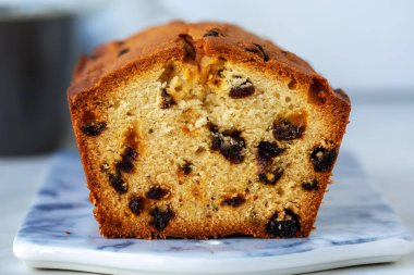 Kuru üzümlü taze pişmiş kek, doğal ışık, seçici odak. 