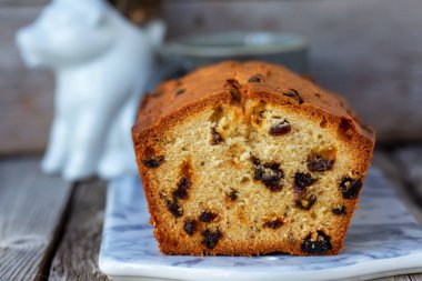 Kuru üzümlü taze pişmiş kek, doğal ışık, seçici odak. 