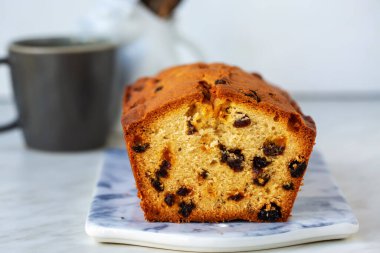 Kuru üzümlü taze pişmiş kek, doğal ışık, seçici odak. 