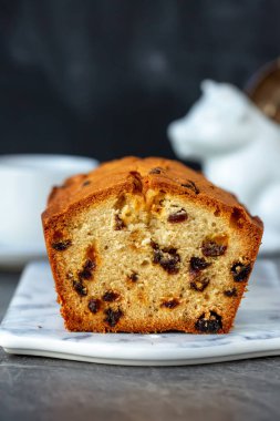 Kuru üzümlü taze pişmiş kek, doğal ışık, seçici odak. 