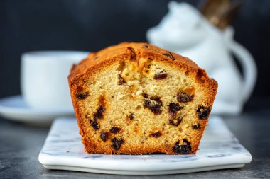 Kuru üzümlü taze pişmiş kek, doğal ışık, seçici odak. 