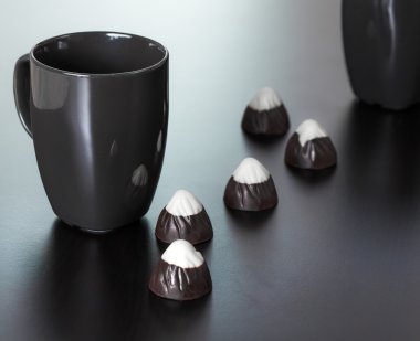 siyah çikolata şekerleme fincanla