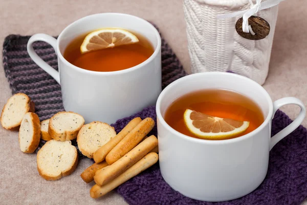 Black Lemon Tea on Knitted Napkins — Stock Photo, Image