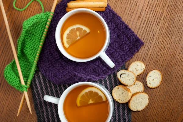 Tè al limone nero su tovaglioli lavorati a maglia — Foto Stock