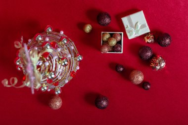 kırmızı zemin üzerine tel Noel ağacı