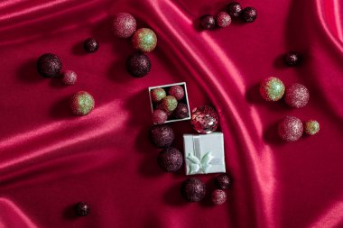 Kırmızı arkaplanda noel süslemeleri