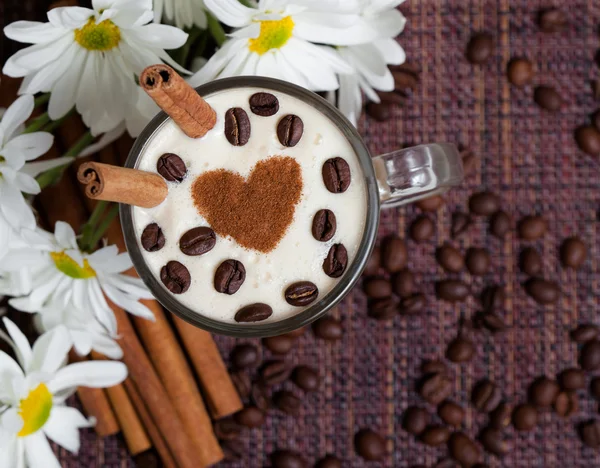 Tazza di Cappuccino con Cioccolato e Fiori Bianchi — Foto Stock