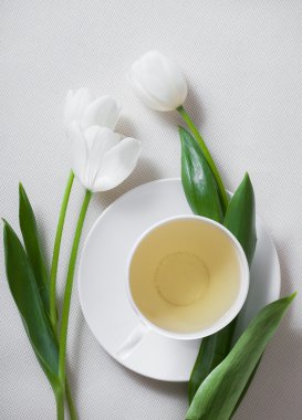 bir fincan çay ve Beyaz Lale çiçek