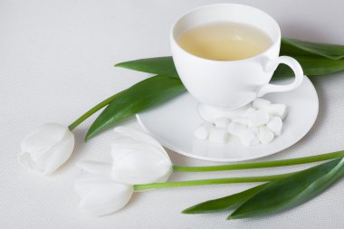bir fincan çay ve Beyaz Lale çiçek
