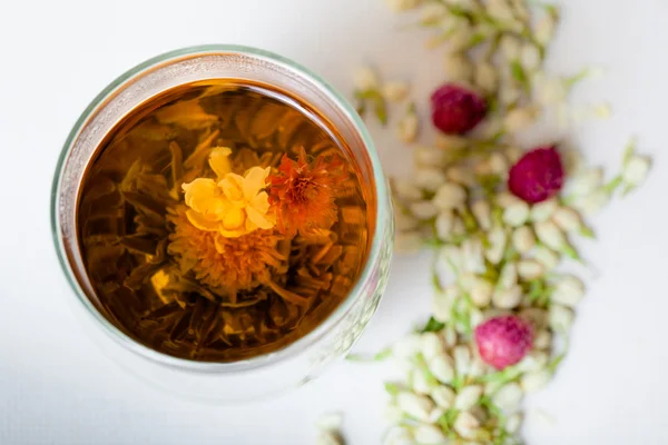 Herbaty kwitnące i suchych kwiatów — Zdjęcie stockowe