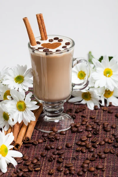 Copa de Cappuccino y Flores Blancas — Foto de Stock