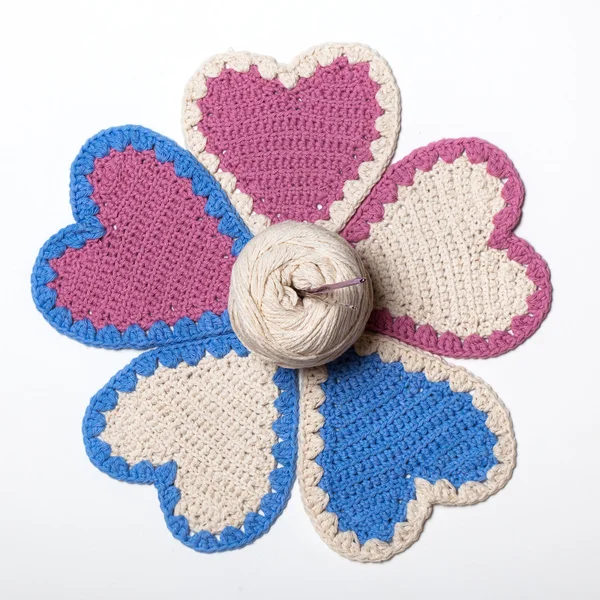 かぎ針編みのニットの心の花 — ストック写真