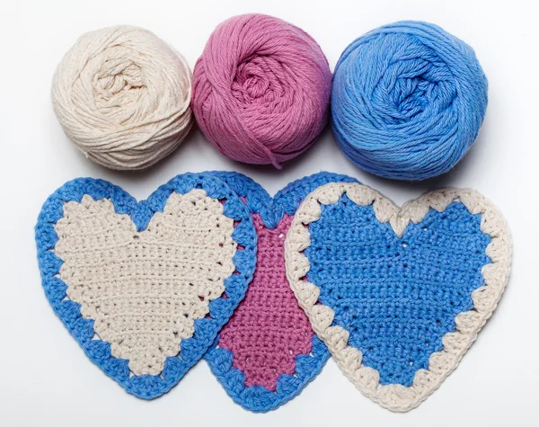 Blanco rosa azul Crochet corazón de punto — Foto de Stock