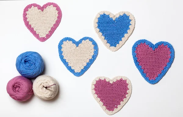 Blanco rosa azul Crochet corazón de punto — Foto de Stock