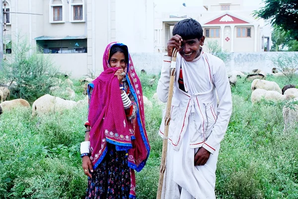 A tribal girl and boy from Rajasthan — Stock Photo, Image