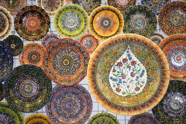 Plaques multicolores en céramique turque utilisées comme décoration murale — Photo
