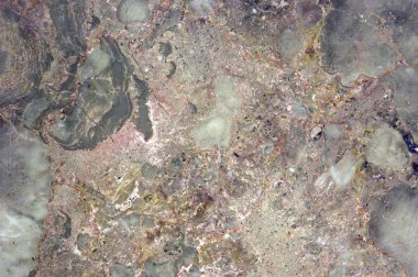 gri ve bej mermer dekoratif duvar karoları ile fosil etkisi