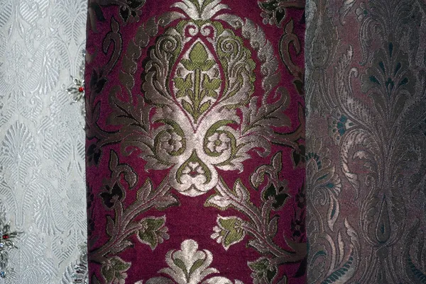 Eflatun ve beyaz zemin üzerine altın işlemeli çiçekleri ile sorunsuz brokar kumaş