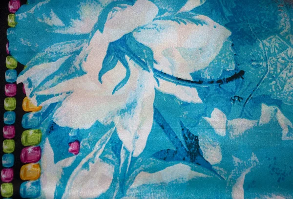 Цветной шелковый шарф с печатью — стоковое фото