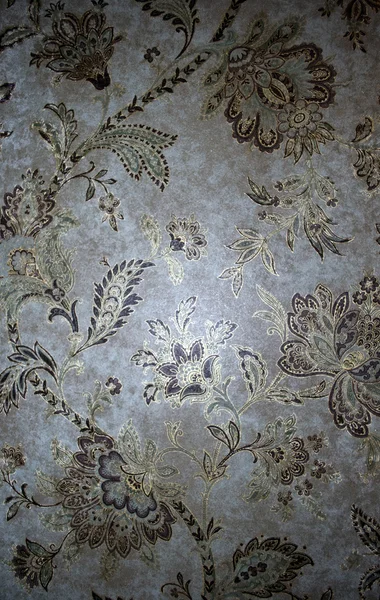 dekoratif duvar kağıdı deseni çiçekler ve yapraklar maroon ve altın ile