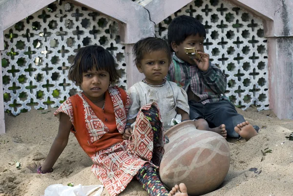 Üç yoksul gecekondu çocuk kum üzerinde oyun