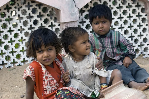 3 つの貧しいスラムの子供たちが砂の上を再生 — ストック写真