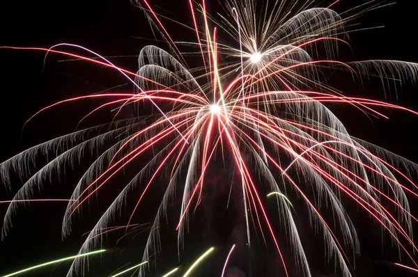 Fuochi d'artificio sul cielo nero — Foto Stock