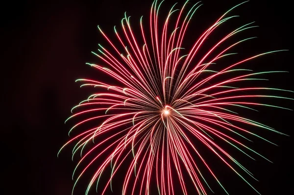 Kleurrijk vuurwerk aan de nachtelijke hemel — Stockfoto