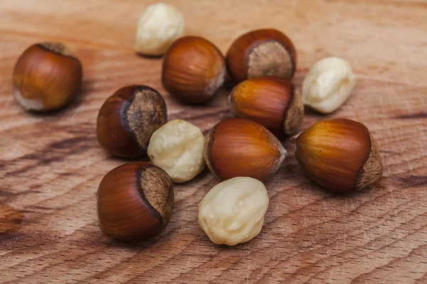 Haselnüsse verstreut — Stockfoto