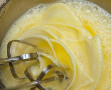 Mikser çırpma aletleri ile cirpilmis yumurta