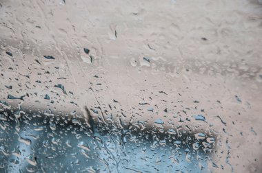 Pencerede yağmur damlaları