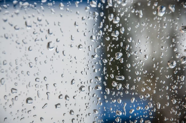 Pencerede yağmur damlaları