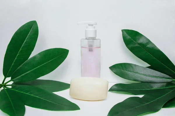Beyaz Arka Planda Yeşil Yapraklı Jel Sabun Kalıbıyla Plastik Kozmetik — Stok fotoğraf