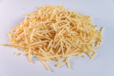 Beyaz arka planda patates kamışı olan beyaz kase.