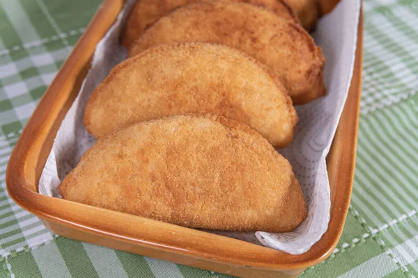 Brezilya usulü tavuklu pastel masaya.