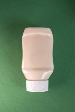 Yeşil arkaplanda mayonez kutusu