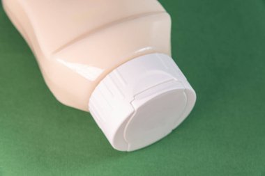 Yeşil arkaplanda mayonez kutusu