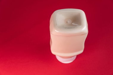 Kırmızı arkaplanda mayonez kutusu