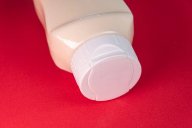 Kırmızı arkaplanda mayonez kutusu