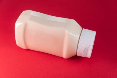 Kırmızı arkaplanda mayonez kutusu