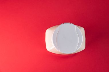 Kırmızı arkaplanda mayonez kutusu